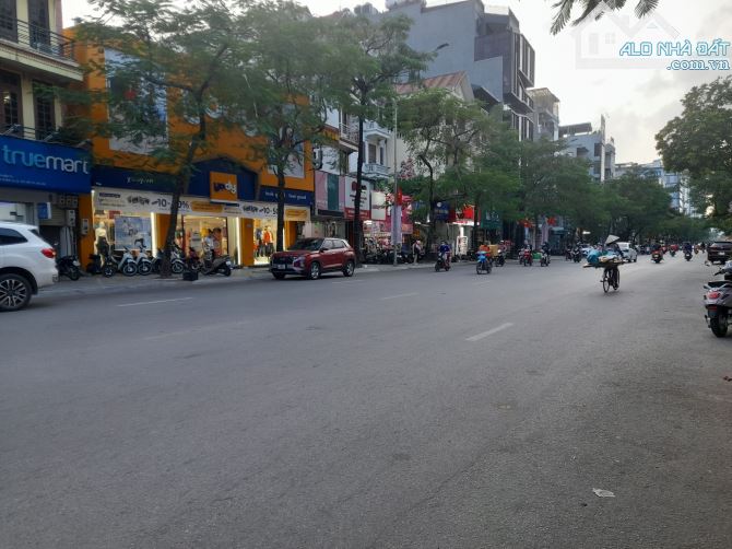 Bán Tòa Nhà Văn Phòng Mặt phố Xuân La DT 280m2 * 10 tầng * MT 12m, Giá 205 Tỷ
