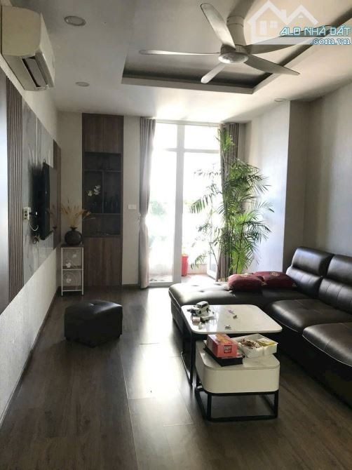 Cần bán căn hộ 3 ngủ A10 Nam Trung Yên sẵn sổ nhà đẹp giá 11 tỷ