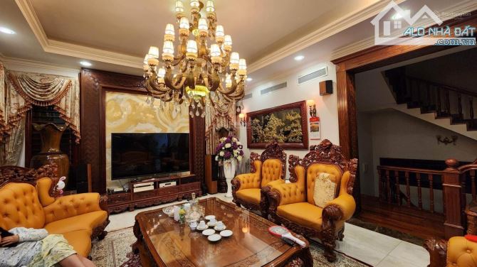 Bán Biệt Thự CV Cầu Giấy  - Đường lớn 5 Ô tô tránh - 326,3m2 * 4T + 1 hầm - 95 tỷ