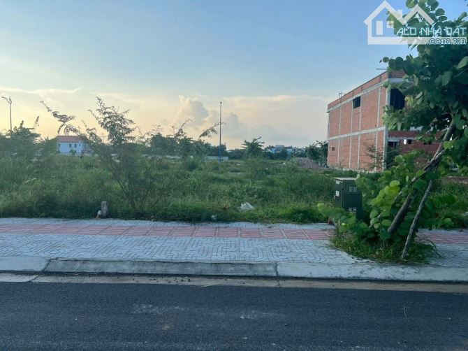 ĐẤT GIÁ RẺ, VỊ TRÍ KIM CƯƠNG NGAY LÀNG ĐẠI HỌC - ĐƯỜNG VÕ THỊ SÁU - 280M2 GIÁ 2 TỶ 3 - SHR