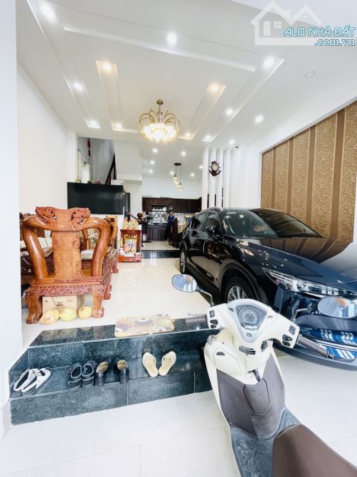 Bán nhà đẹp 3 tầng ,ô tô ngủ trong nhà .Huỳnh Tấn Phát,Quận 7.Giá 7.8 tỷ.