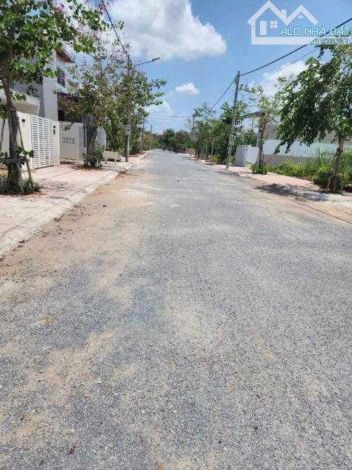 Đất nền 3 mặt tiền khu dân cư đông đúc thích hợp định cư