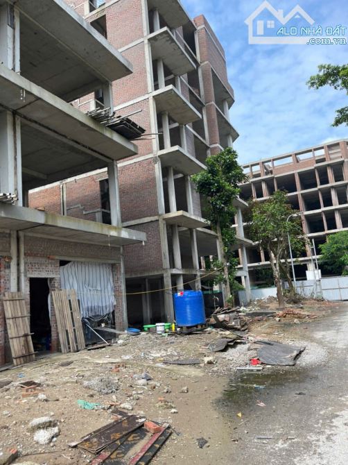 Bán nhà xây Thô 3 Tầng . Lê Hồng Phong . dt 81,6m . mt 5m . hướng B . giá 10 tỷ 2