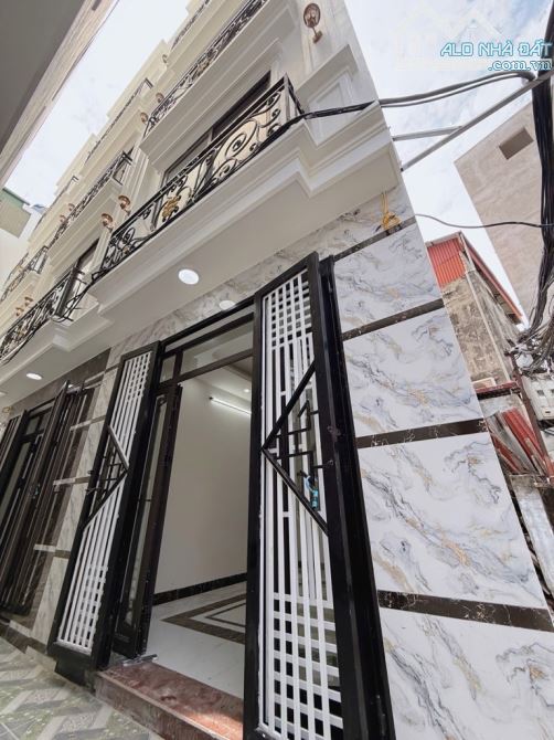 BÁN NHÀ VIỆT HƯNG -5 TẦNG MỚI KÍNH KOONG - GẦN CÔNG VIÊN - KĐT VIỆT HƯNG- ĐẦY ĐỦ CÔNG NĂNG