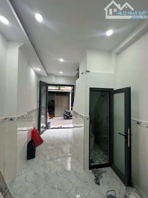 Bán nhà mặt tiền giao giữa Bùi Minh Trực và Phạm Thế Hiển. Thông xe hơi 2 chiều