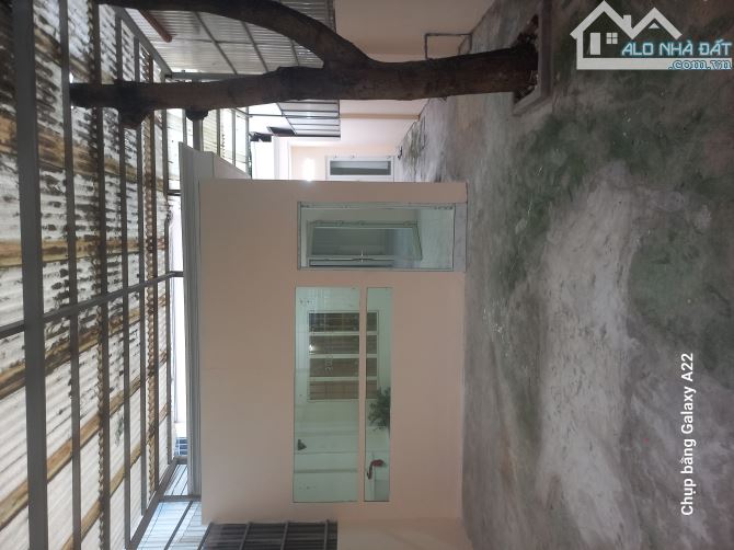 Ban nhà nguyên căn, DT 6.5m x22m(143m²). Ngay cạnh chợ Phú Xuân (thị trấn Nhà Bè). Hẻm xe