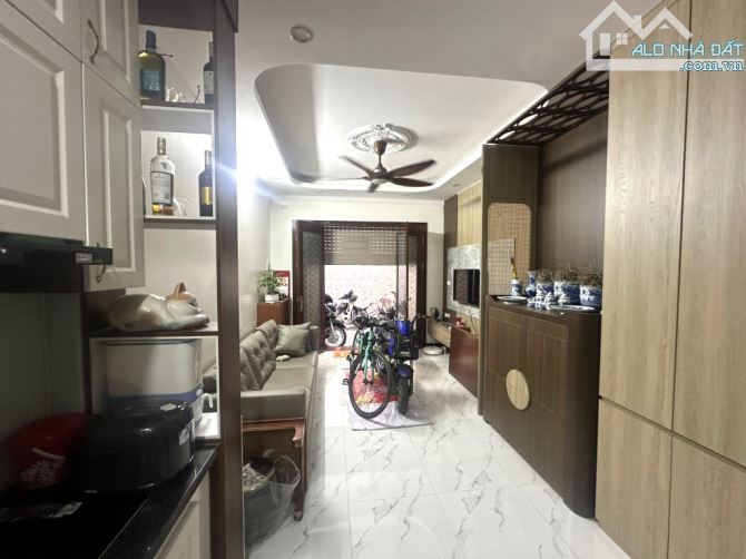 BÁN NHÀ ĐƯỜNG BÁT KHỐI 35M2, 5 TẦNG, 5.95 TỶ NGÕ NÔNG, Ô TÔ ĐỖ CỔNG.