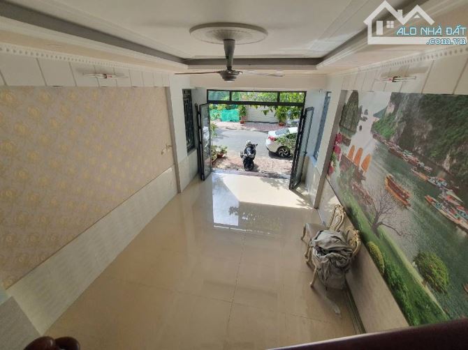 Nhà 3 Tầng Dĩ An,64m2 Mặt tiền KD,Đường 8M thông, shr. Nhỉnh 5 tỷ