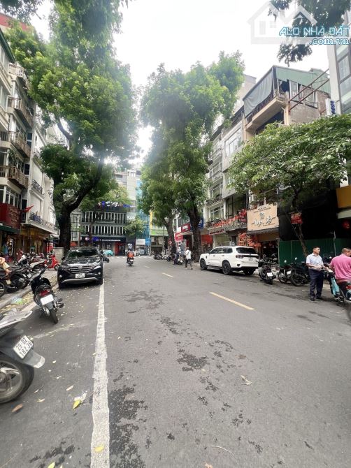Bán nhà Mặt phố Víp Hoàn Kiếm, vỉa hè rộng, 6 tầng kinh doanh đỉnh, 30m, MT4m, giá 30 tỷ.