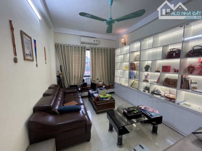 BÁN NHÀ PHỐ BÁT KHỐI,NHÀ ĐẸP - FULL NỘI THẤT GỖ VIP - Ô TÔ ĐỖ CỬA - NGÕ THÔNG - GẦN HỒ, GI