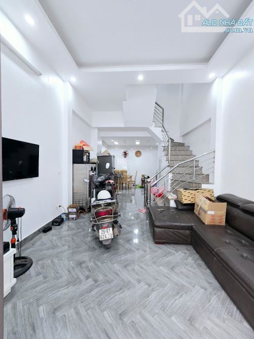 BÁN NHÀ ĐƯỜNG PHÚC LỢI 40M2, 3 TẦNG, 6 TỶ DÂN XÂY CHẮC CHẮN, VỊ TRÍ HIẾM.