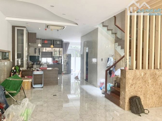 CHO THUÊ BIỆT THỰ SÂN VƯỜN KHU JAMONA HOME RESORT, FUL NỘI THẤT CAO CẤP,SÂN OTO.