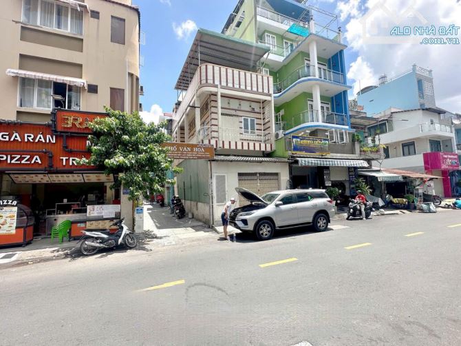 Mặt tiền đường Nguyễn Tiểu La Quận 10
