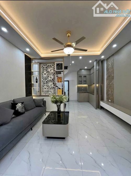 BÁN NHÀ NGÔ GIA TỰ ,LONG BIÊN  , DT 33M , 5 TẦNG , Ô TÔ ĐỖ CỔNG , FULL NỘI THẤT, NHỈNH 5 T