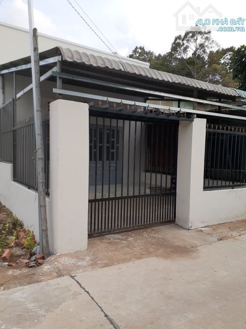 Bán nhà Phú Đông Nhơn Trạch hẻm 1 sẹc ô tô, full thổ cư, sổ riêng, DT 90m2 giá 1,65 tỷ