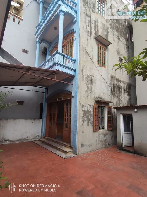 Cho thuê nhà 3 tầng có sân rộng 200m2