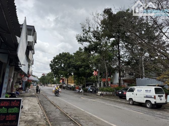 Bán đất tặng nhà cấp 4,giá đầu tư,3 thoáng,ngõ thông