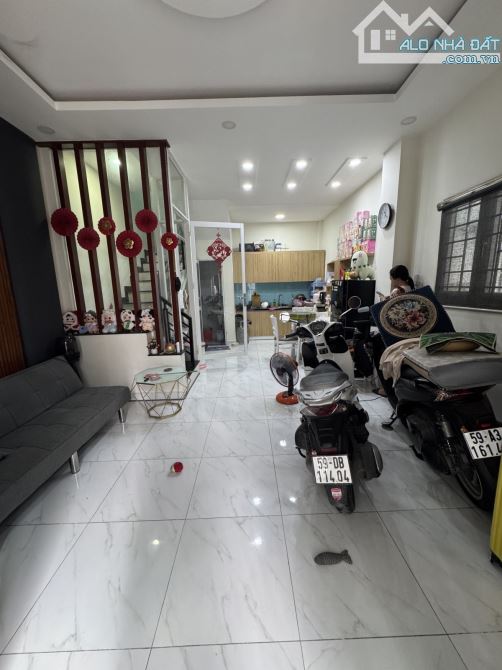 🏡 CĂN NHÀ ĐẸP 2 TẦNG - CĂN GÓC HẺM XE TẢI - GẦN CHỢ & TRƯỜNG HỌC Vị trí: Tân Sơn Nhì