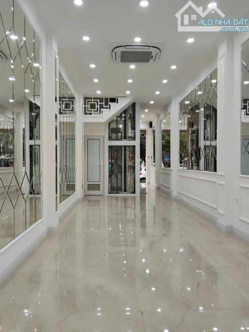 BÁN NHÀ MẶT PHỐ VIP CẦU GIẤY - 2 MẶT TIỀN, 2 VỈA HÈ - THANG MÁY, VỊ TRÍ ĐẮC ĐỊA, SỔ ĐỎ