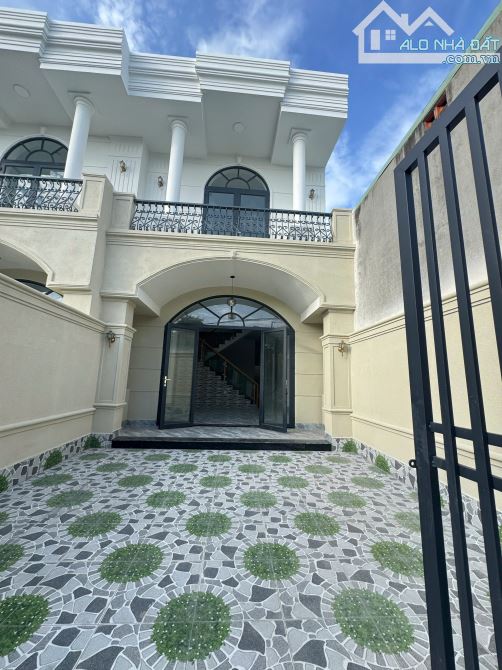 NHÀ LẦU SANG TRỌNG VỚI NÉT CỔ KÍNH NGAY BIÊN HÒA