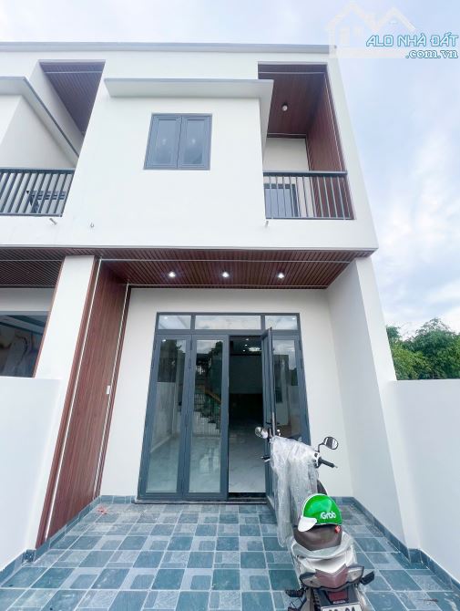 BÁN NHÀ NGAY CỔNG 11 ,SỔ HỒNG RIÊNG THỔ CƯ HOÀN CÔNG,600TRIỆU NHẬN NHÀ