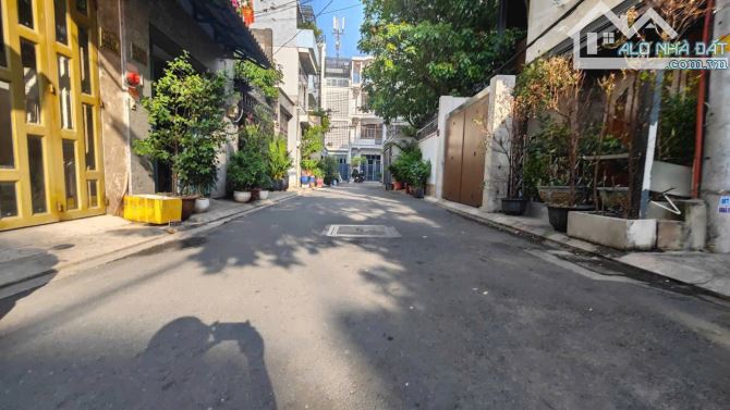 BÁN BIỆT THỰ, NGUYỄN TRONG TUYỂN, P1, TÂN BÌNH.DT:10X21, 1TR2L, GIÁ;34 TỶ