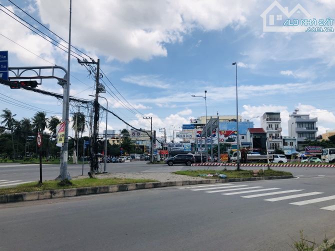 🚨 GẤP BÁN NHÀ MẶT TIỀN QUẬN 7 🚨 📍 Ngã tư Nguyễn Văn Linh – Huỳnh Tấn Phát  💰 Dòng tiền