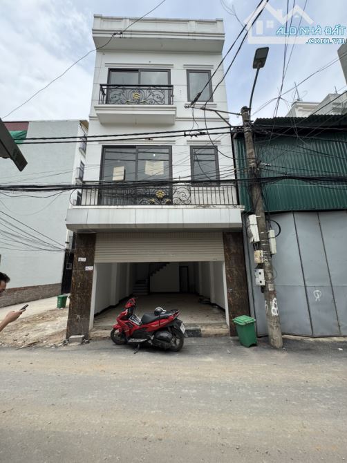 Bán nhà đông la nhà đẹp ở ngay 47m2  6,3 tỉ