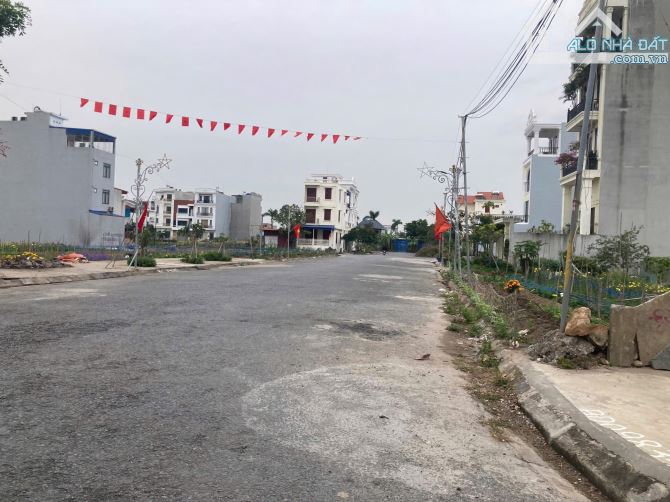 Cần bán đất TĐC ĐƯỜNG DỨA - ĐẰNG HẢI - HẢI AN . Diện tích 107m ngang 5m hướng đông giá tốt