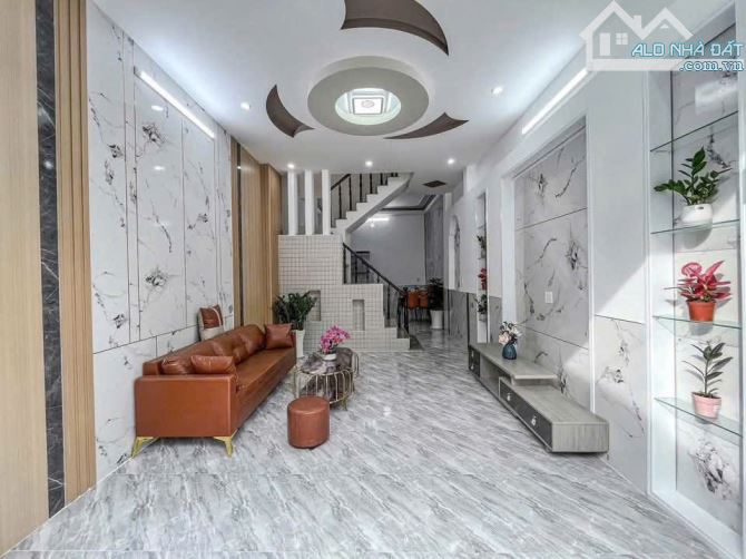 Duy nhất nhà Đoàn Văn Bơ, Quận 4 / 52m2 / 2 tỷ 390 triệu / sổ hồng riên