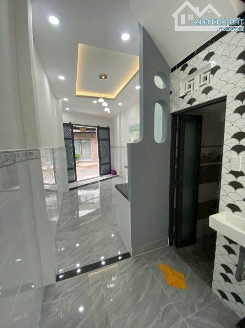 Bán gấp nhà mới mặt tiền Trịnh Đình Trọng, 2 mặt thoáng, hẻm 6m, khu VIP trung,chỉ 6.x tỷ
