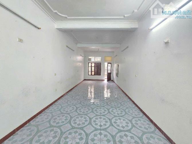 Bán nhà mặt phố Ngô Gia Tự, Vị trí thuận tiện giao thông, kinh doanh tốt