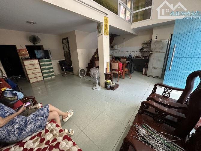 Cho thuê nhà mặt phố Trần Quốc Toản, DT 45m2+lửng 15m2, MT 7.5m, Giá 35tr