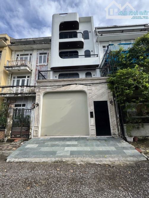 BÁN NHÀ ĐỨC GIANG-DIỆN TÍCH GẦN 100m2-GARA 3 Ô TÔ-THANG MÁY-FULL NỘI THẤT-ĐẸP LONG LANH