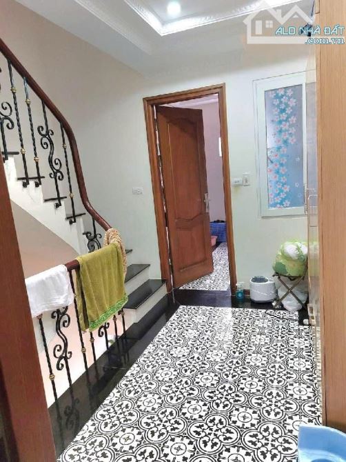 Bán nhà Bát Khối Long Biên, 41m, 4 tầng, ô tô đỗ cổng, giá chỉ 7.2 tỷ,