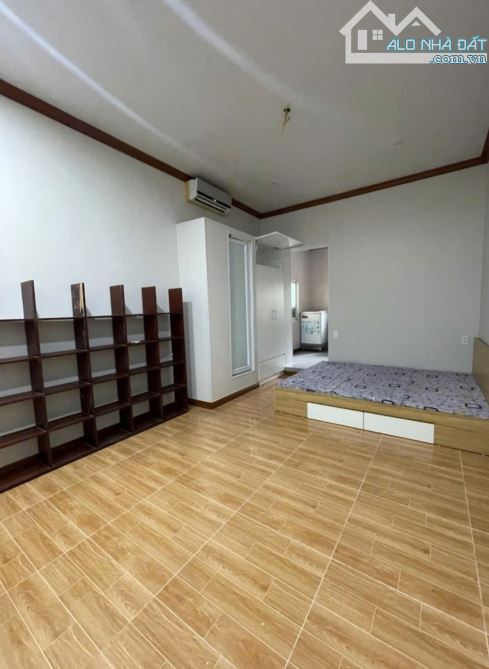 Tập thể thọ lão tầng 2 rộng 40m , về ở ngay
