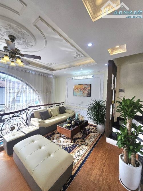 Siêu đẹp, bán nhà Nguyễn Văn Linh Long biên, 50m*6 tầng  - thang máy- full nội thất- lô gó