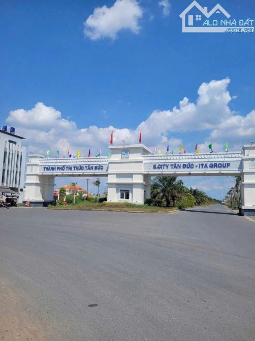 LÔ ĐẤT 10x48,5=485m2 GIÁ 2 TỶ 600,ĐỐI DIỆN CỔNG E-CITY TÂN ĐỨC ,CÔNG CHỨNG NGAY