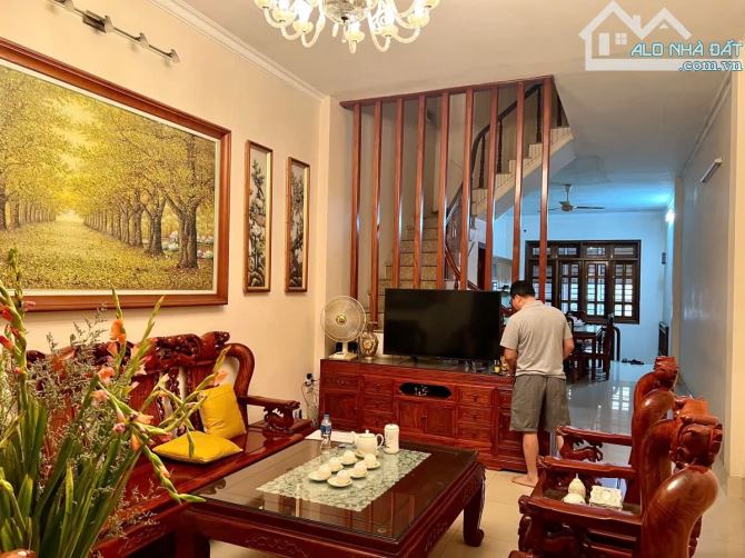 Bán gấp nhà Ngõ 26 Nguyên Hồng 74m² 5 tầng ô tô tránh giá chỉ 21,2 tỷ thương lượng sâu