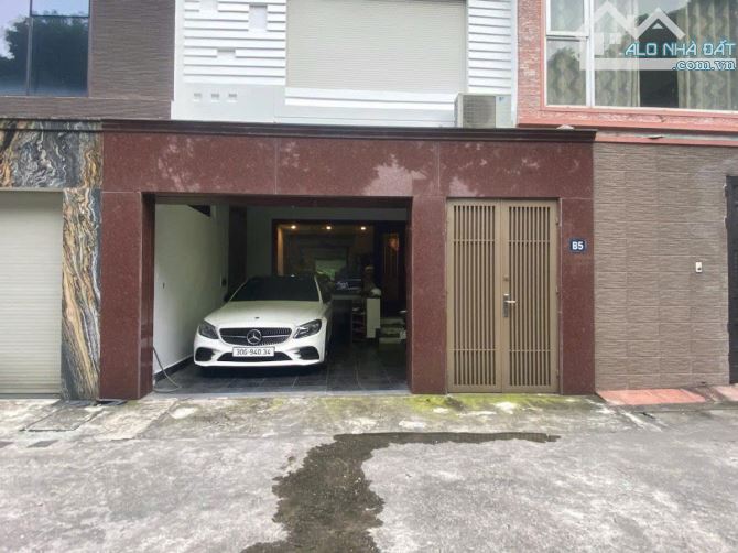 Hoàng Cầu 77m² mặt tiền 5m ngõ ô tô tránh sát hồ giá 23,3 tỷ hàng kín