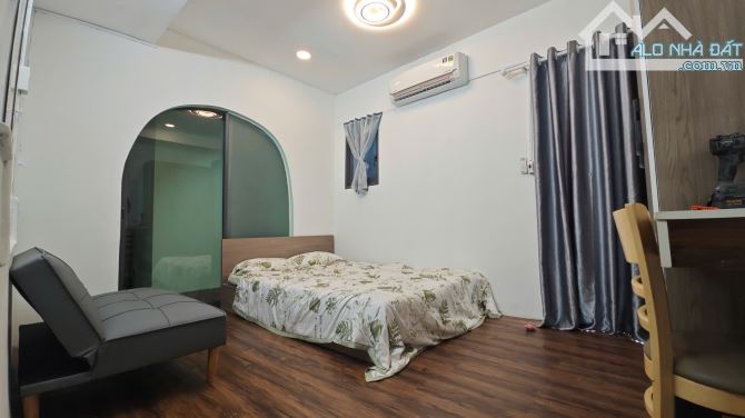 Bán nhà Lê Thị Riêng Quận 1,102m2 ngang 6m, 4 Tầng BTCT 10PN 10WC dòng tiền 17 tỷ hơn TL