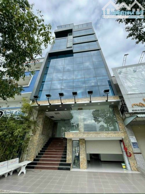 Giảm chào 11 tỷ bán gấp nhà MP Văn Cao Ba Đình vỉ hè đường đôi 105m² x 10T nhỉnh 83 tỷ TL.