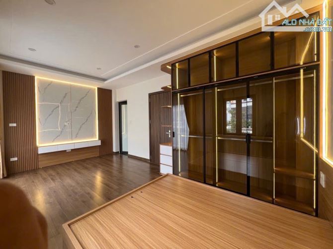 VỊ TRÍ LÕI LONG BIÊN - 6 TẦNG THANG MÁY - FULL NỘI THẤT-CÁCH MẶT PHỐ 40M