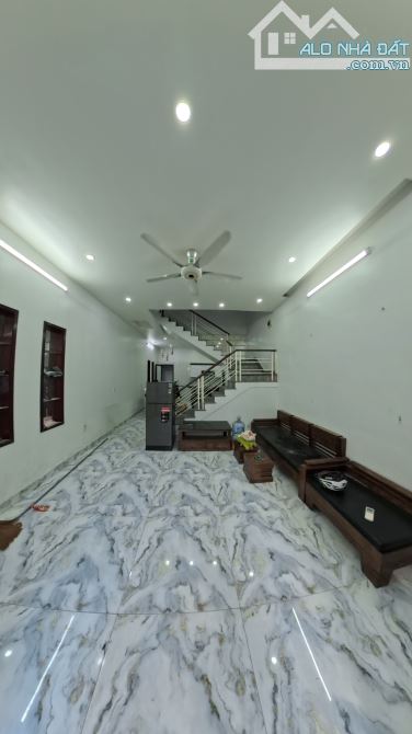 Chuyển nhượng nhà 3 tầng độc lập mặt ngõ Trại Lẻ, ô tô đỗ gần nhà.