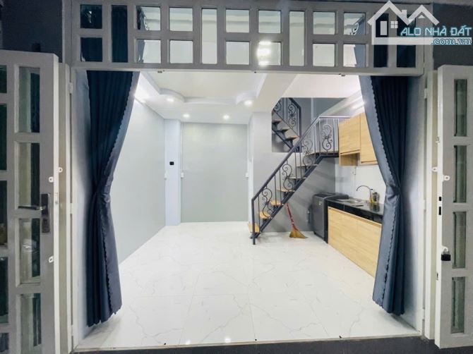 Nhà Thạch Lam khu VIP Tân Phú, 3 tầng, ngang 4.2m, chỉ 2.4 tỷ
