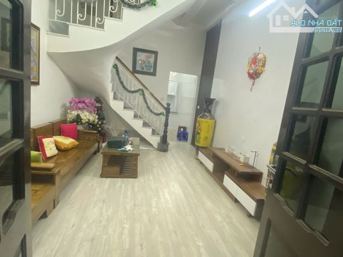 Cho thuê nhà nguyên căn ngõ 569 Lạc Long Quân ,Xuân La , Tây Hồ, DT 50m2 x 3 tầng , ngõ