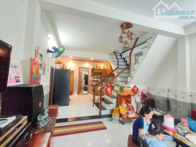 Trung tâm Q7 sát Q4, Q1 - Nhà 5 tầng 4x17m Thiết kế đẹp có 8 Phòng riêng, chỉ 8 tỷ