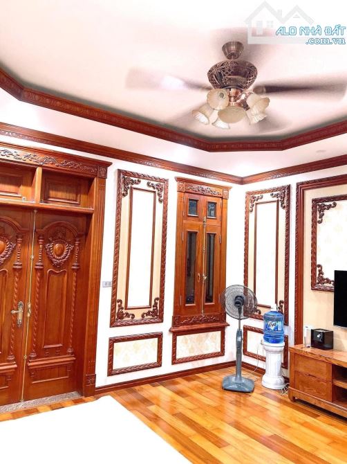 Bán Biệt Thự CV Cầu Giấy  - Đường lớn 5 Ô tô tránh - 326,3m2 * 4T + 1 hầm - 95 tỷ - 10