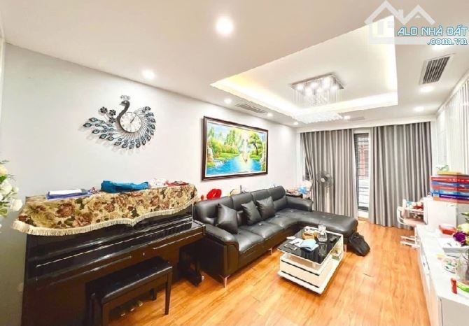 PHÙNG CHÍ KIÊN- NHÀ ĐẸP 60X6 TẦNG- PHÂN LÔ Ô TÔ ĐỖ CỬA - 1