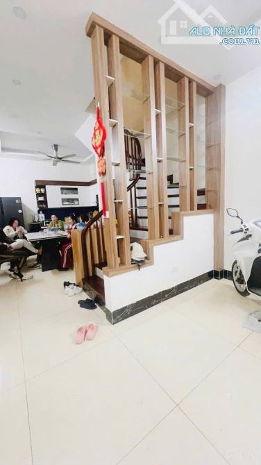 TRUNG TÂM CẦU GIẤY DƯƠNG QUẢNG HÀM 45m2x5tầng,Mt4m GIÁ 11.3TỶ Ô TÔ QUA NHÀ NGÕ THÔNG 6 NGỦ - 1